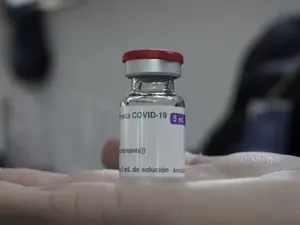 Escándalo con la vacuna AstraZeneca: la Justicia reconoció graves secuelas en una docente de Rosario