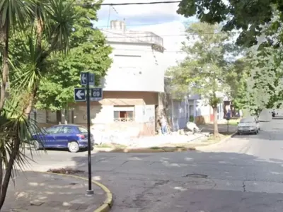 Indignante ataque en La Plata: encapuchados asaltaron a un hombre de 95 años en su casa de 4 y 69