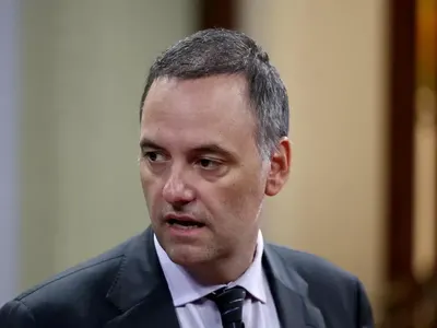 Prohibieron la salida del país a Manuel Adorni por peligro de fuga: la medida fue tomada por el juez federal Ariel Lijo
