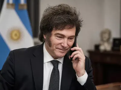 VIDEO | Javier Milei, más pendiente de Twitter que de gobernar: mientras el país se hunde, estuvo todo el dia en X insultando periodistas