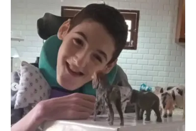 Una vida de lucha y esperanza: Santino, el adolescente platense que busca mejorar su calidad de vida con un tratamiento en México