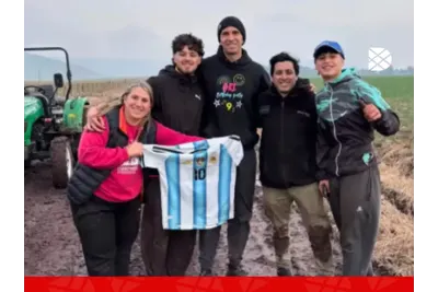 Fue a asistir a una camioneta atascada en el barro y se encontró con el Dibu Martínez: el regalo que le dio el arquero tras la ayuda