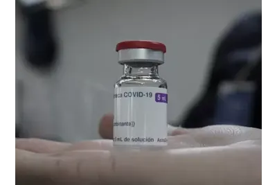 Escándalo con la vacuna AstraZeneca: la Justicia reconoció graves secuelas en una docente de Rosario