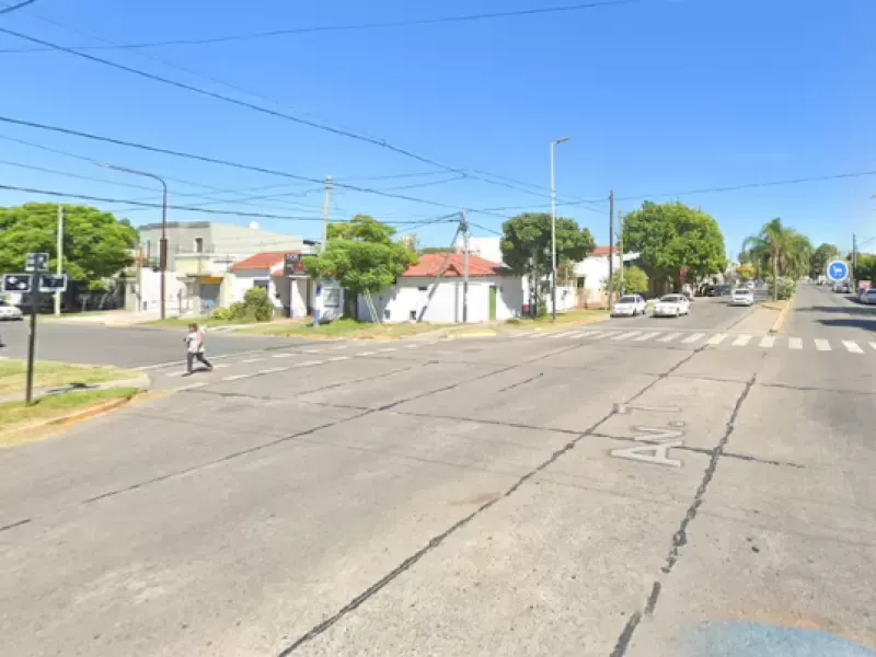 La Plata: le rompieron la luneta del auto, le robaron 15 millones a plena luz del día y todo huele a traición