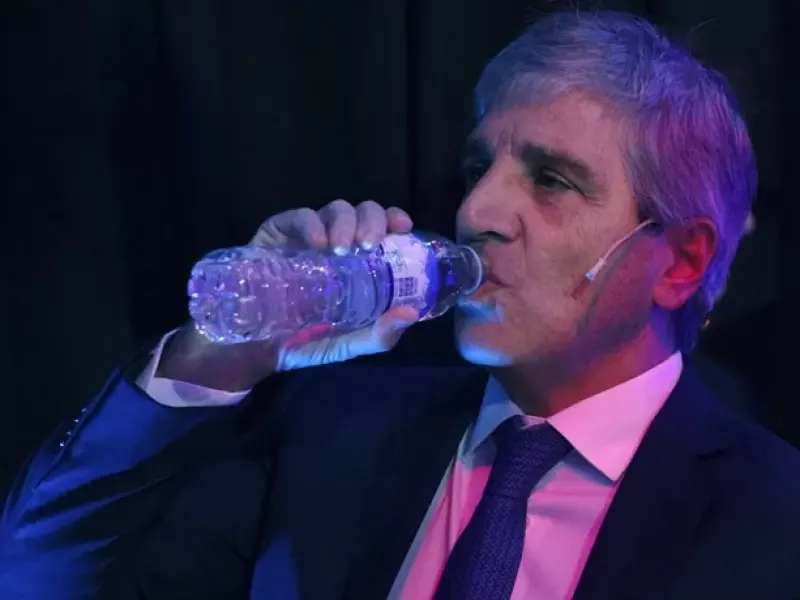 Economistas acusan a Caputo de dibujar el superávit financiero: "esconden los intereses de la deuda"