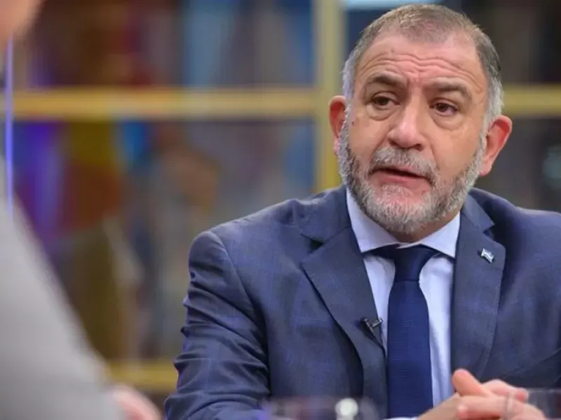 Escándalo en el Senado: Luis Juez nombró asesora a una moza del restaurante
