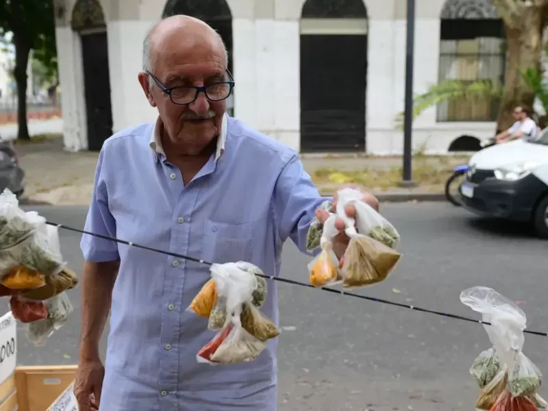 La jubilación no le alcanza y vende condimentos: la historia de un jubilado platense