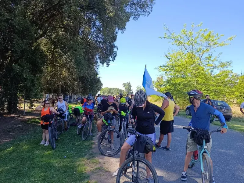 “Dígale Sí a la Bici”: de recorridos urbanos a una caravana de 80 ciclistas con llegada a Chascomús
