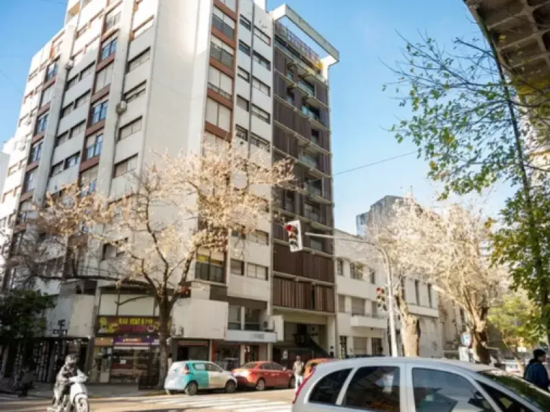 Avanza la investigación: en medio del escándalo patrimonial, Manuel Adorni pone en venta un departamento en La Plata