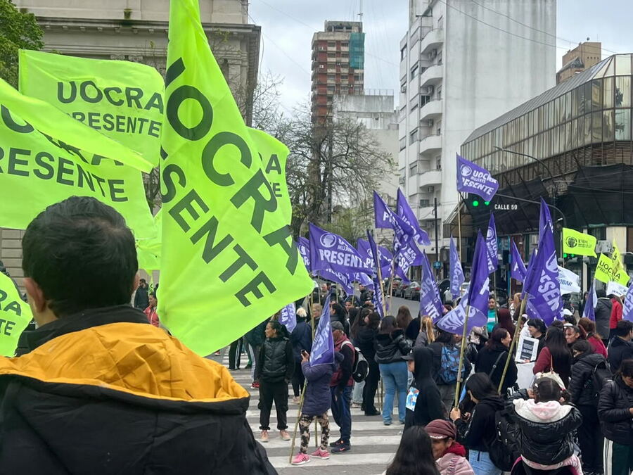 Familias, trabajadores y organizaciones gremiales, sociales y políticas se movilizaron desde 6 y 50 hasta el Juzgado Federal de La Plata para reclamar que el referente sindical pueda esperar el juicio en libertad.