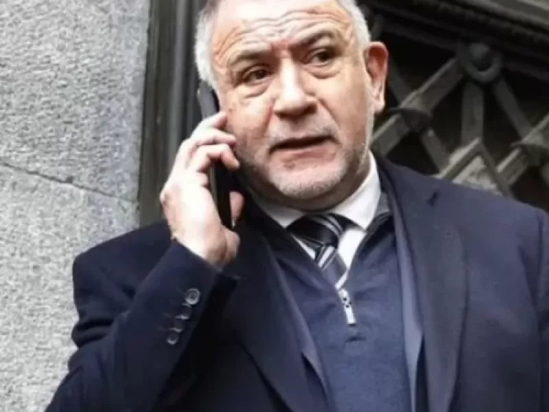 Le robaron el celular a Luis Juez mientras daba una entrevista en la calle: todo quedó registrado