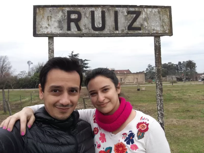 Kilómetros de historia: Noelia y Juan Pablo, una familia que rescata la memoria de los pueblos bonaerenses