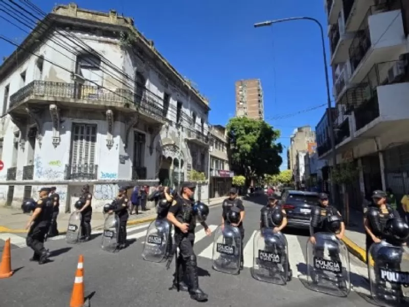 El gobierno porteño desalojó en Once un edificio tomado hace seis años por cartoneros
