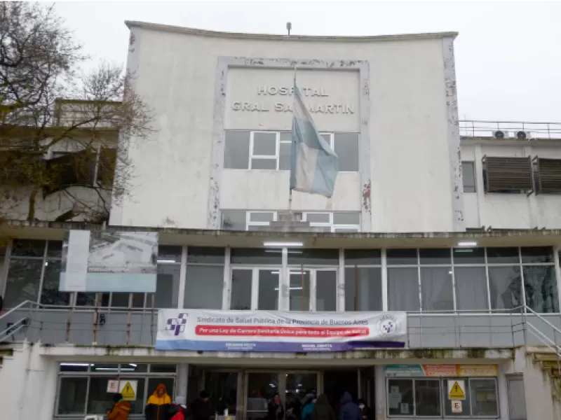 Emergencia en el Hospital San Martín: evacuaron a bebes por materia fecal en los techos y ratas en las salas