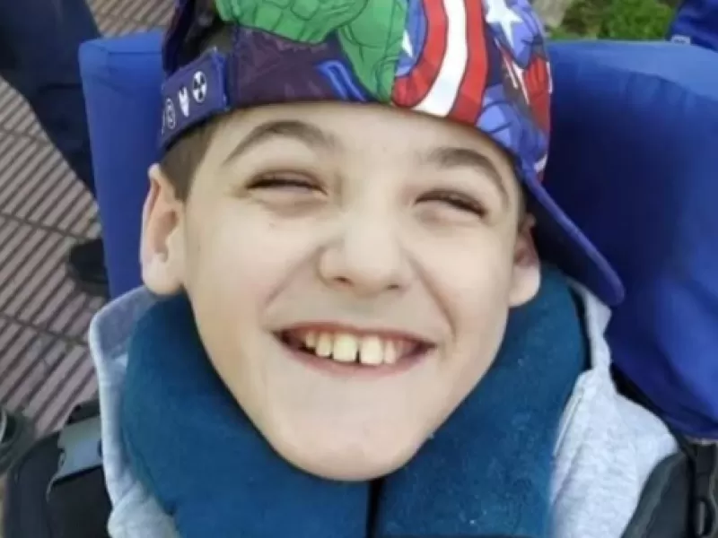 Una vida de lucha y esperanza: Santino, el adolescente platense que busca mejorar su calidad de vida con un tratamiento en México