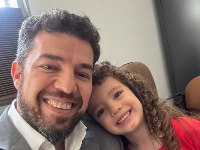 La Justicia desmintió las denuncias contra Claude Staicos y otorgó el cuidado unilateral de Milo a su padre