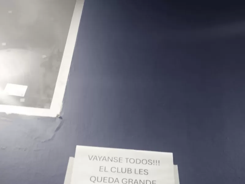 Estalló la bronca en Gimnasia: carteles de repudio contra Cowen y la dirigencia en la sede