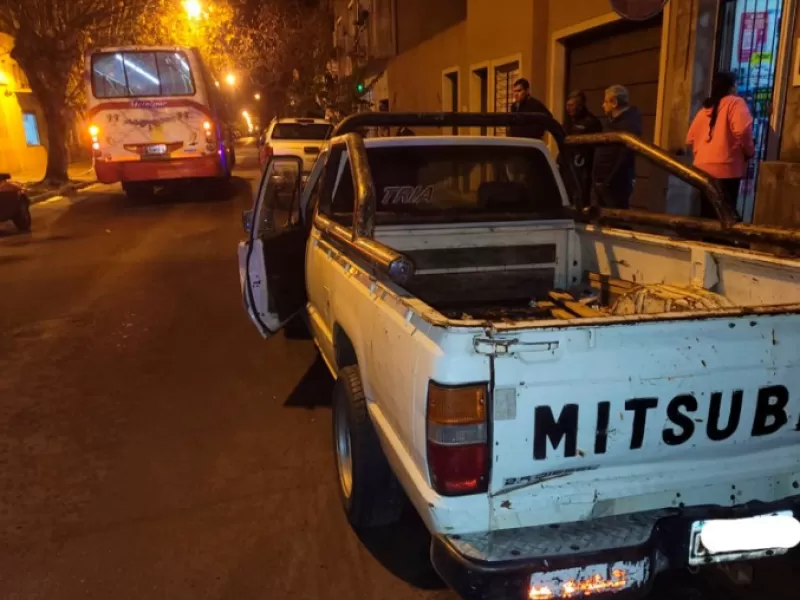 Concordia: Un colectivo embistió a una camioneta estacionada y el conductor sufrió la amputación de un dedo