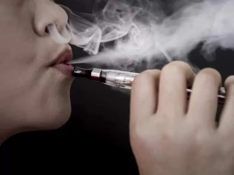 Esc&aacute;ndalo en las aulas platenses: alumnos vapean en clase, juegan en casinos online y desaf&iacute;an a docentes