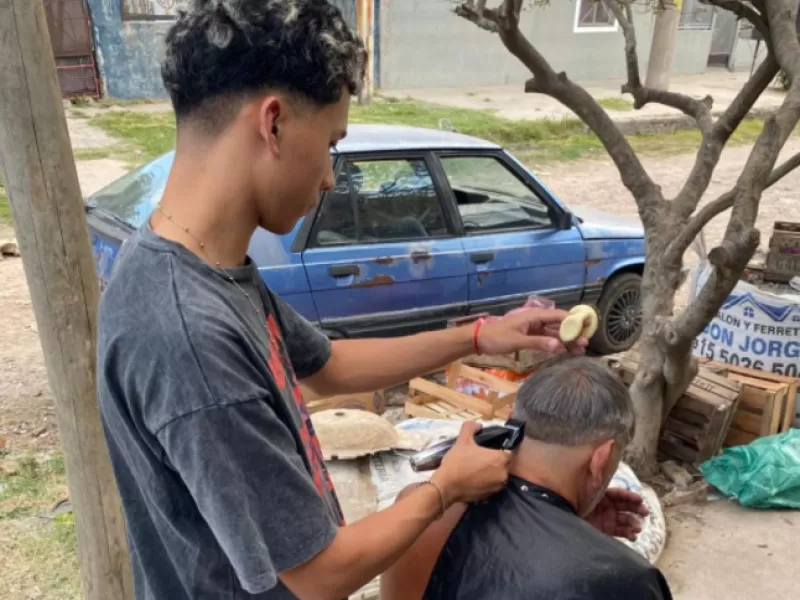 Juventud que inspira: Aron, el joven de Bernal Oeste que va casa por casa en su bicicleta cortando el pelo en Quilmes