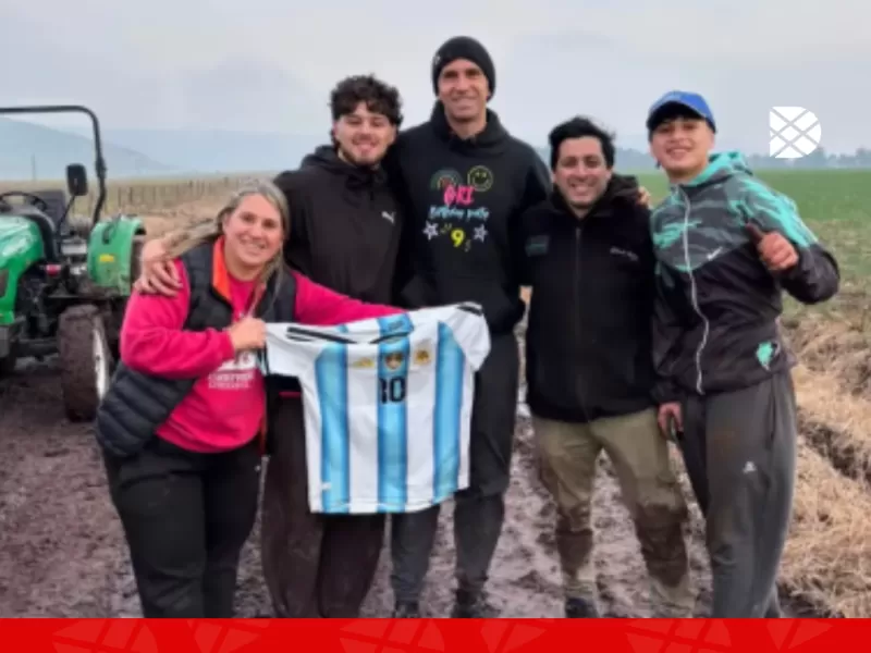 Fue a asistir a una camioneta atascada en el barro y se encontr&oacute; con el Dibu Mart&iacute;nez: el regalo que le dio el arquero tras la ayuda