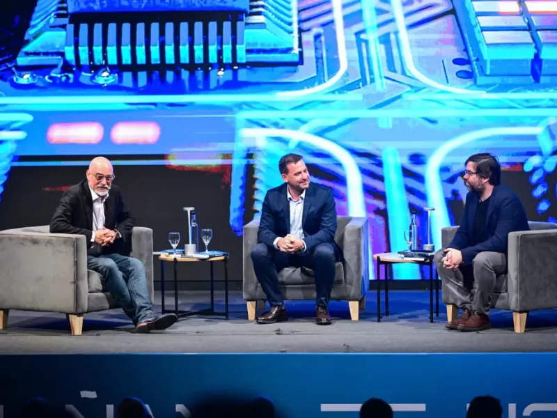 Ariel Sujarchuk presentó su libro “Mañana es Hoy”, un análisis que enfatiza la necesidad de formar una ciudadanía inteligente capaz de convivir, interactuar y producir con la IA
