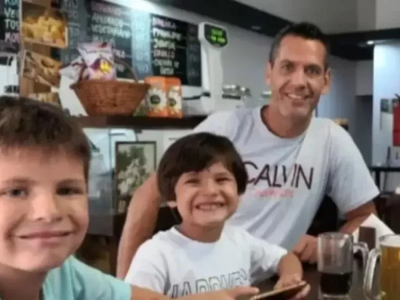 El argentino Herman Krause logr&oacute; por fin revincularse con sus hijos, pero la Justicia lo mantiene varado en Brasil