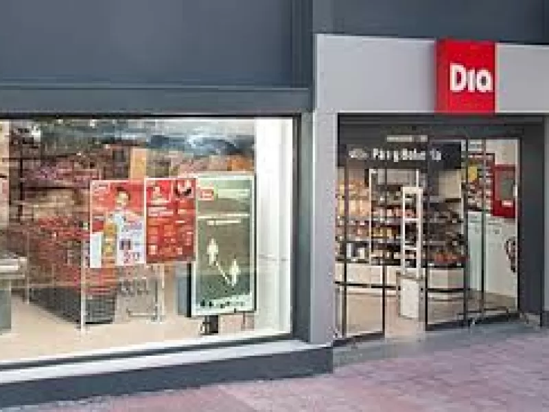 Esc&aacute;ndalo en supermercados D&iacute;a por sueldos de 400 mil pesos en jornadas de 12 horas