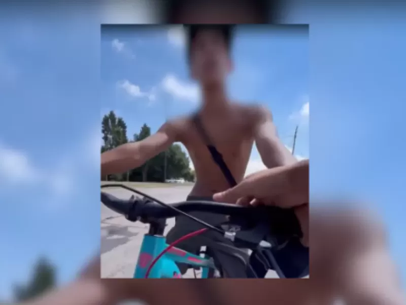 VIDEO | Acord&oacute; en La Plata un encuentro con el ladr&oacute;n que le hab&iacute;a robado su bicicleta, lo moli&oacute; a golpes y la recuper&oacute;