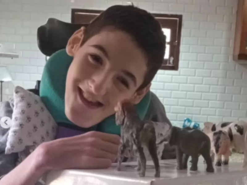 Una vida de lucha y esperanza: Santino, el adolescente platense que busca mejorar su calidad de vida con un tratamiento en M&eacute;xico
