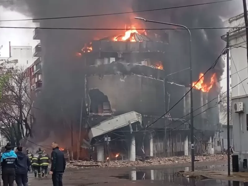 Incendio devastador en La Plata: Se destruyó un depósito de electrodomésticos y las pérdidas son millonarias