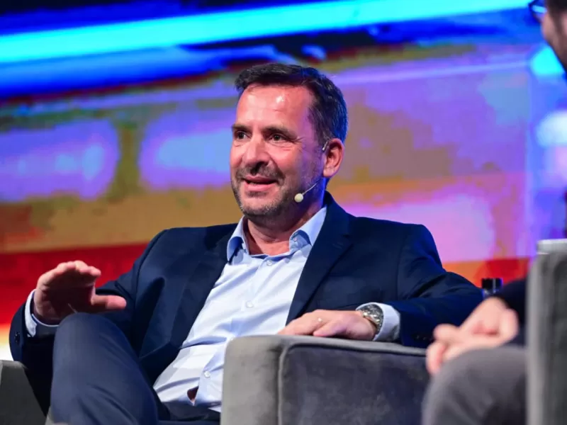 Ariel Sujarchuk presentó su libro “Mañana es Hoy”, un análisis que enfatiza la necesidad de formar una ciudadanía inteligente capaz de convivir, interactuar y producir con la IA