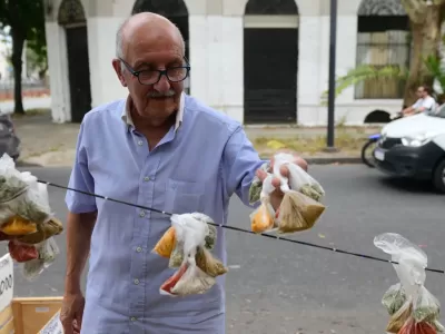 La jubilaci&oacute;n no le alcanza y vende condimentos: la historia de un jubilado platense