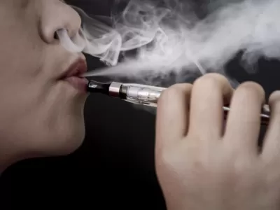 Esc&aacute;ndalo en las aulas platenses: alumnos vapean en clase, juegan en casinos online y desaf&iacute;an a docentes