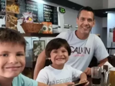 El argentino Herman Krause logr&oacute; por fin revincularse con sus hijos, pero la Justicia lo mantiene varado en Brasil