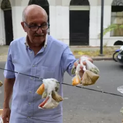 La jubilaci&oacute;n no le alcanza y vende condimentos: la historia de un jubilado platense