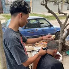 Juventud que inspira: Aron, el joven de Bernal Oeste que va casa por casa en su bicicleta cortando el pelo en Quilmes