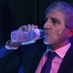 Economistas acusan a Caputo de dibujar el superávit financiero: "esconden los intereses de la deuda"